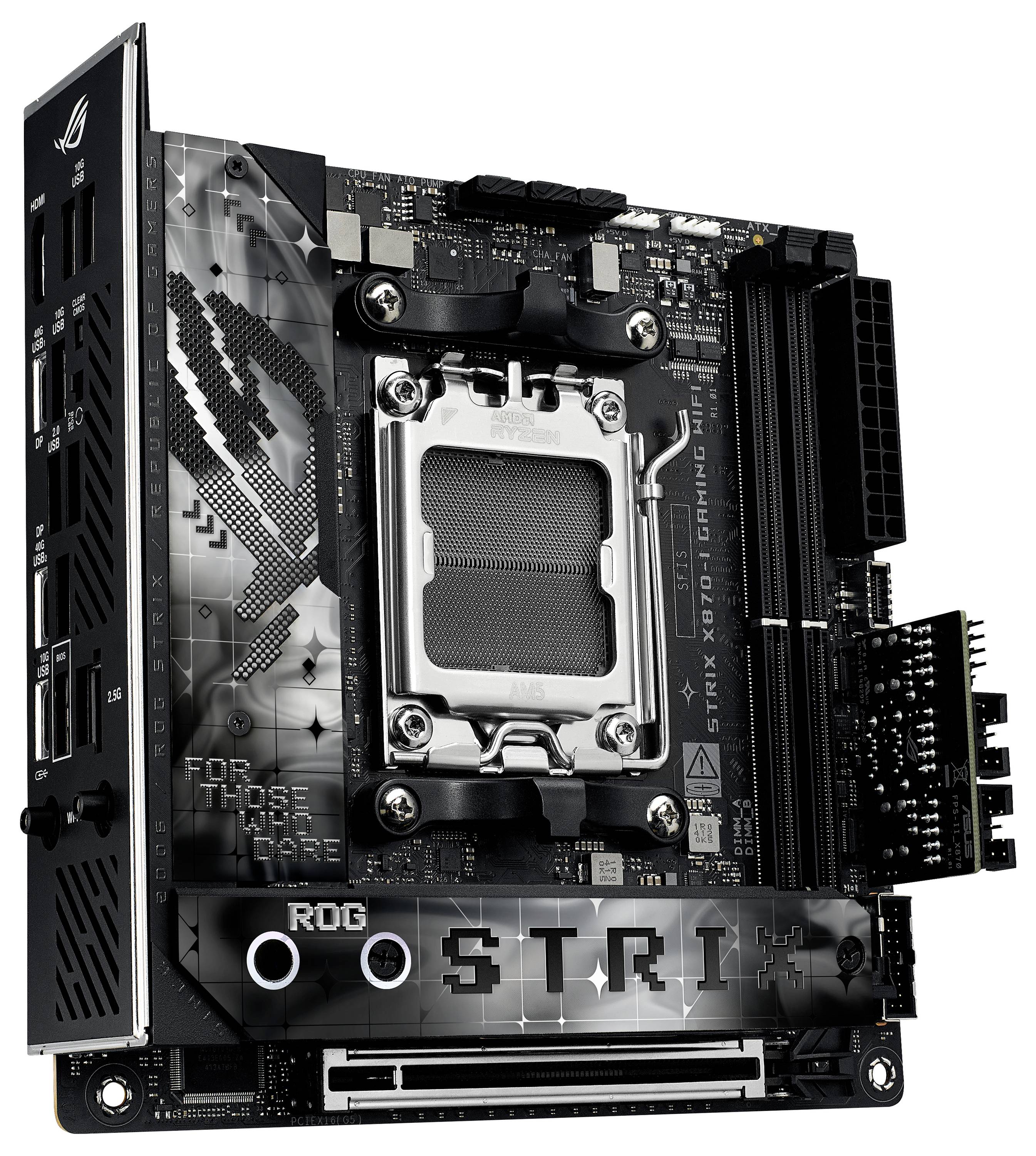 Carte mère au design noir avec des éléments lumineux. Marquages 'ROG' et 'STRIX', de nombreux ports et emplacements au centre.