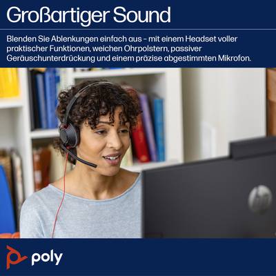 Une femme sourit assise devant son ordinateur, portant un casque. Le texte décrit les fonctionnalités d'un casque Poly, en mettant l'accent sur la suppression du bruit.