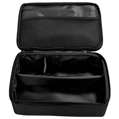 Un sac noir ouvert avec plusieurs compartiments et une poche en filet sur le couvercle pour ranger des objets.