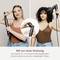 Deux femmes présentent un coiffeur multifonction : à gauche un appareil de lissage droit, à droite avec un embout diffuseur.