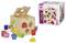 Jeu de formes en bois à emboîter avec différentes formes colorées et boîte de rangement assortie. Emballage avec instructions illustrées en arrière-plan.