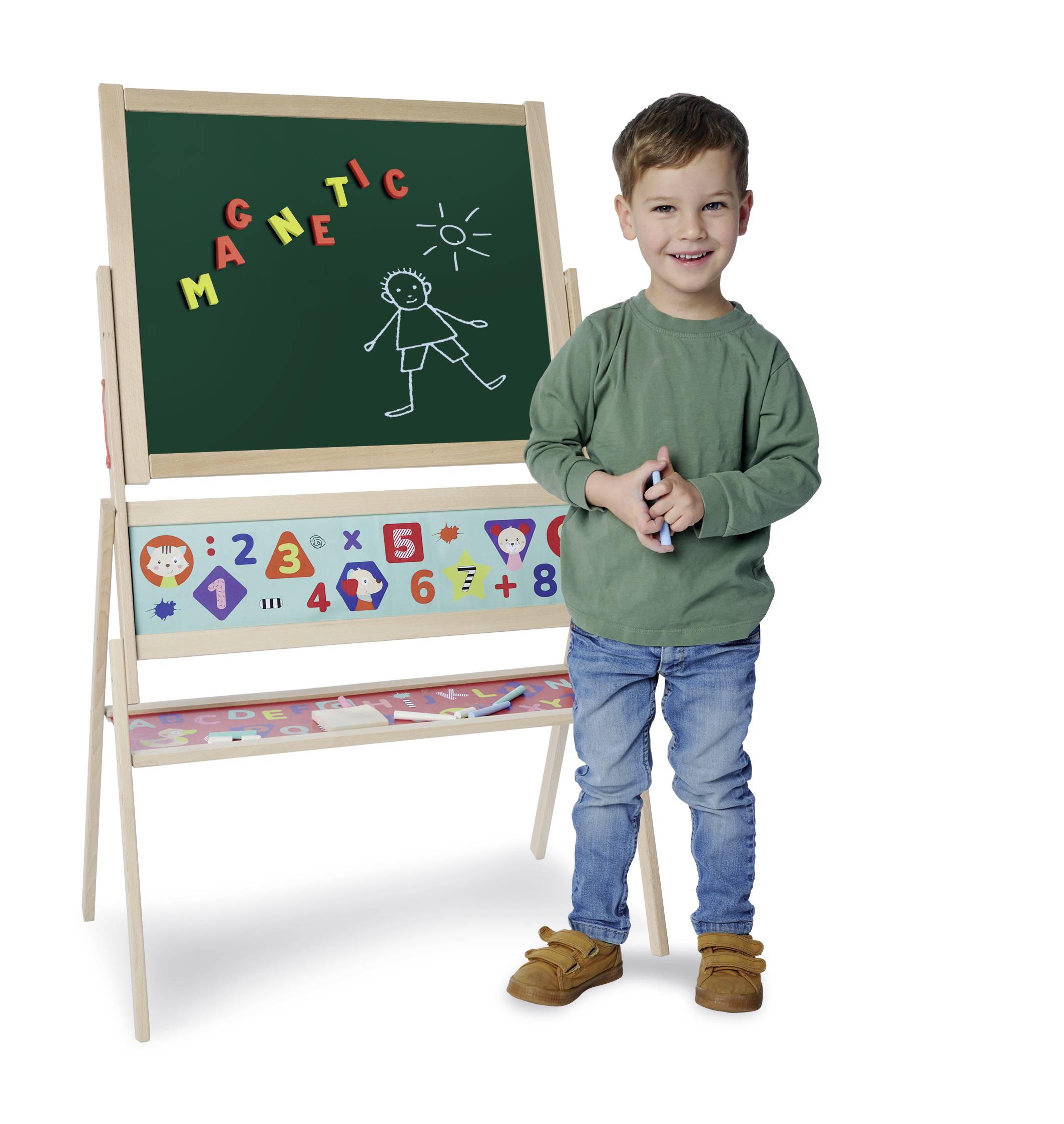 Un enfant se tient à côté d'un chevalet avec un tableau. Sur le tableau, il y a un bonhomme allumette dessiné et le mot 'MAGNETIC'.