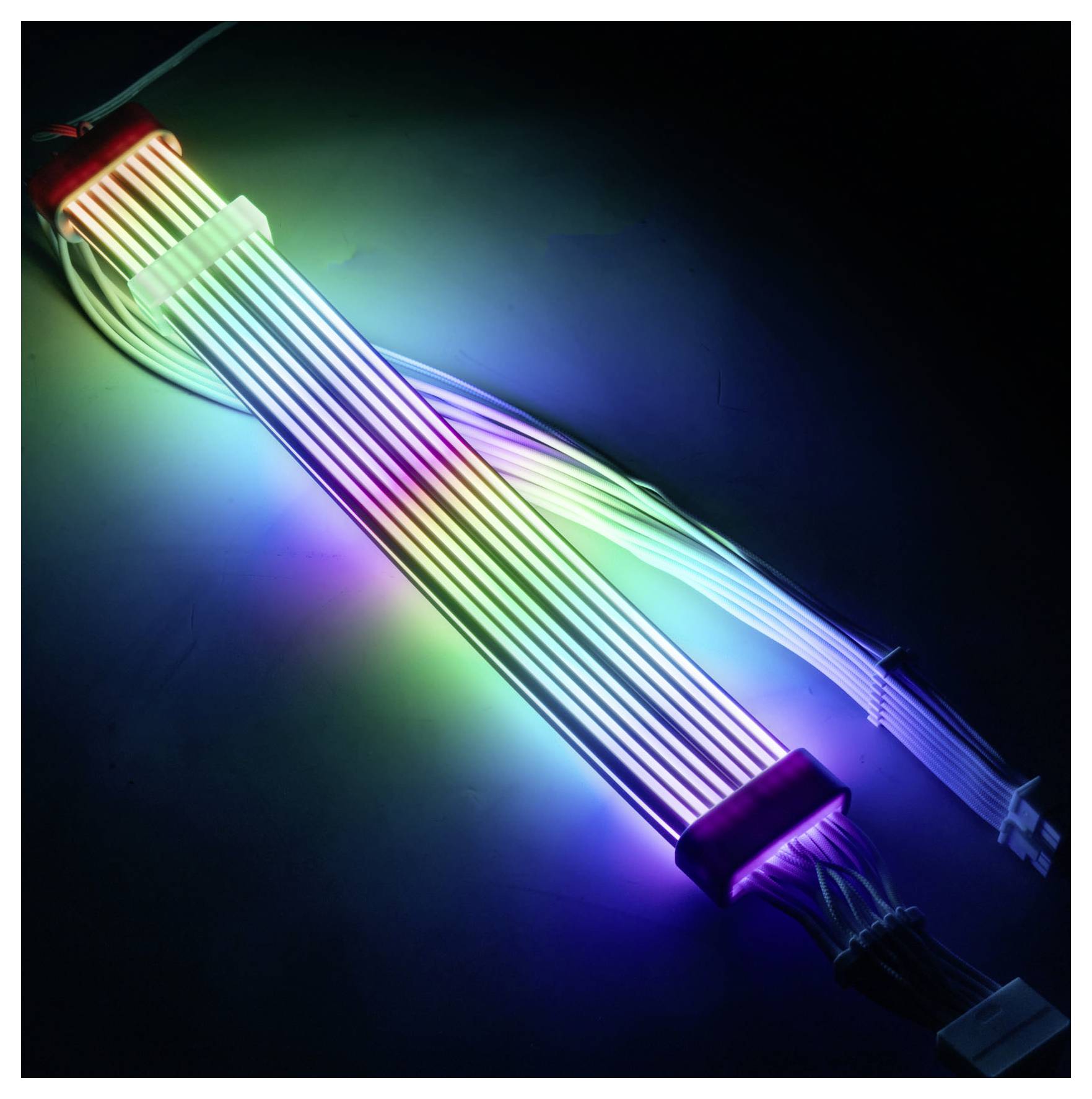 Un câble RGB lumineux avec des lumières colorées, montrant une variété de couleurs dans une pièce obscurcie.