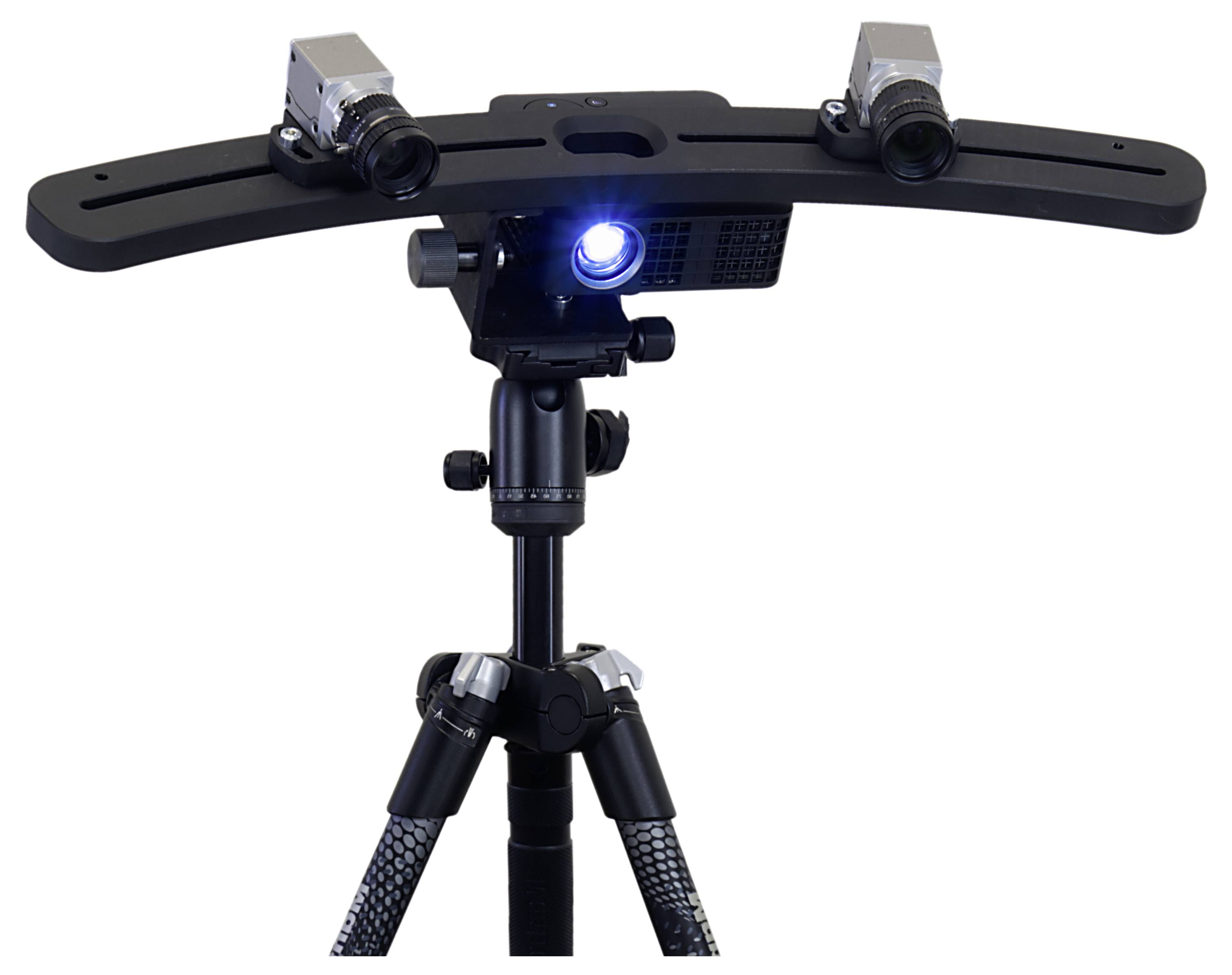 Scanner 3D sur trépied avec deux caméras et un projecteur au centre.