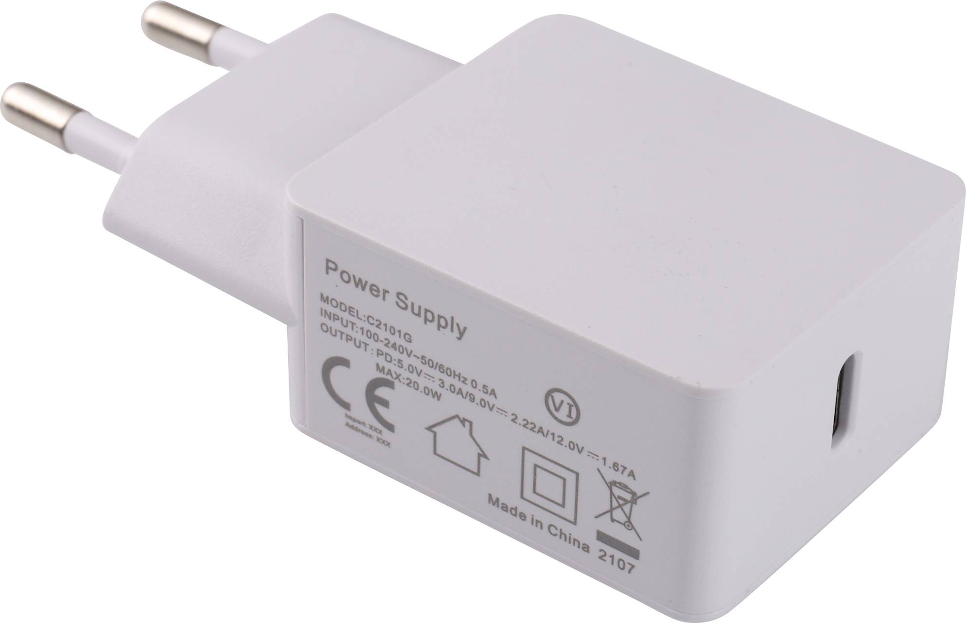 Un chargeur USB blanc avec une fiche européenne. Caractéristiques techniques : Entrée 100-240 V, Sortie 5 V/3 A, 9 V/2,22 A, 12 V/1,67 A.