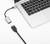 Un ordinateur portable avec une connexion HDMI via un adaptateur branché à un câble HDMI.