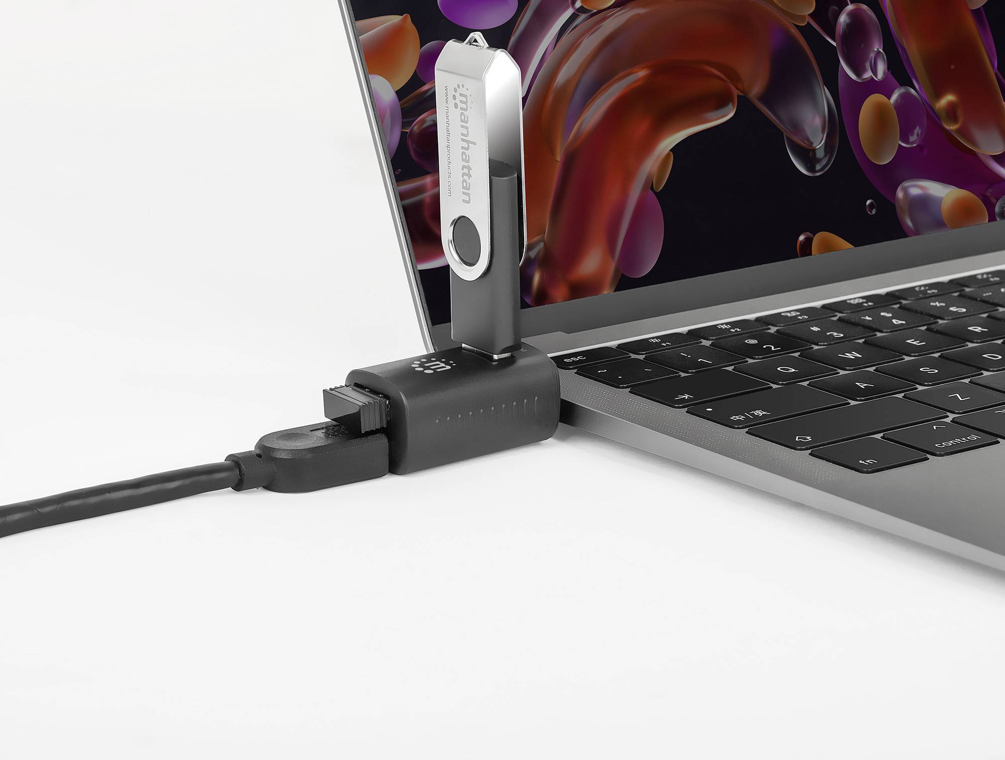 Branché dans un ordinateur portable, la clé USB affiche un graphique d'économiseur d'écran.