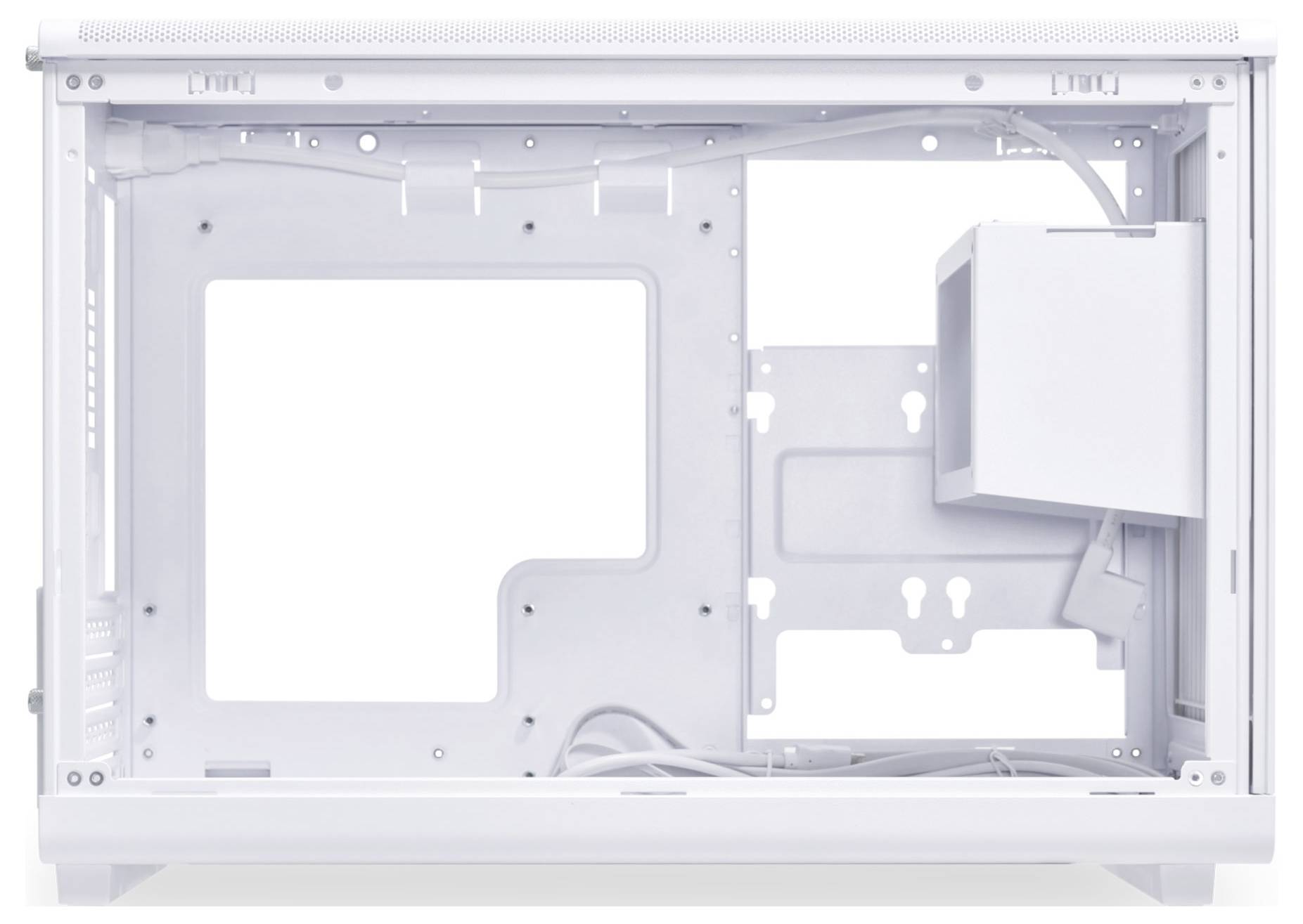Un châssis d'ordinateur vide et blanc, avec des câbles apparents, de l'espace pour les composants et des fentes de ventilation sur le dessus.