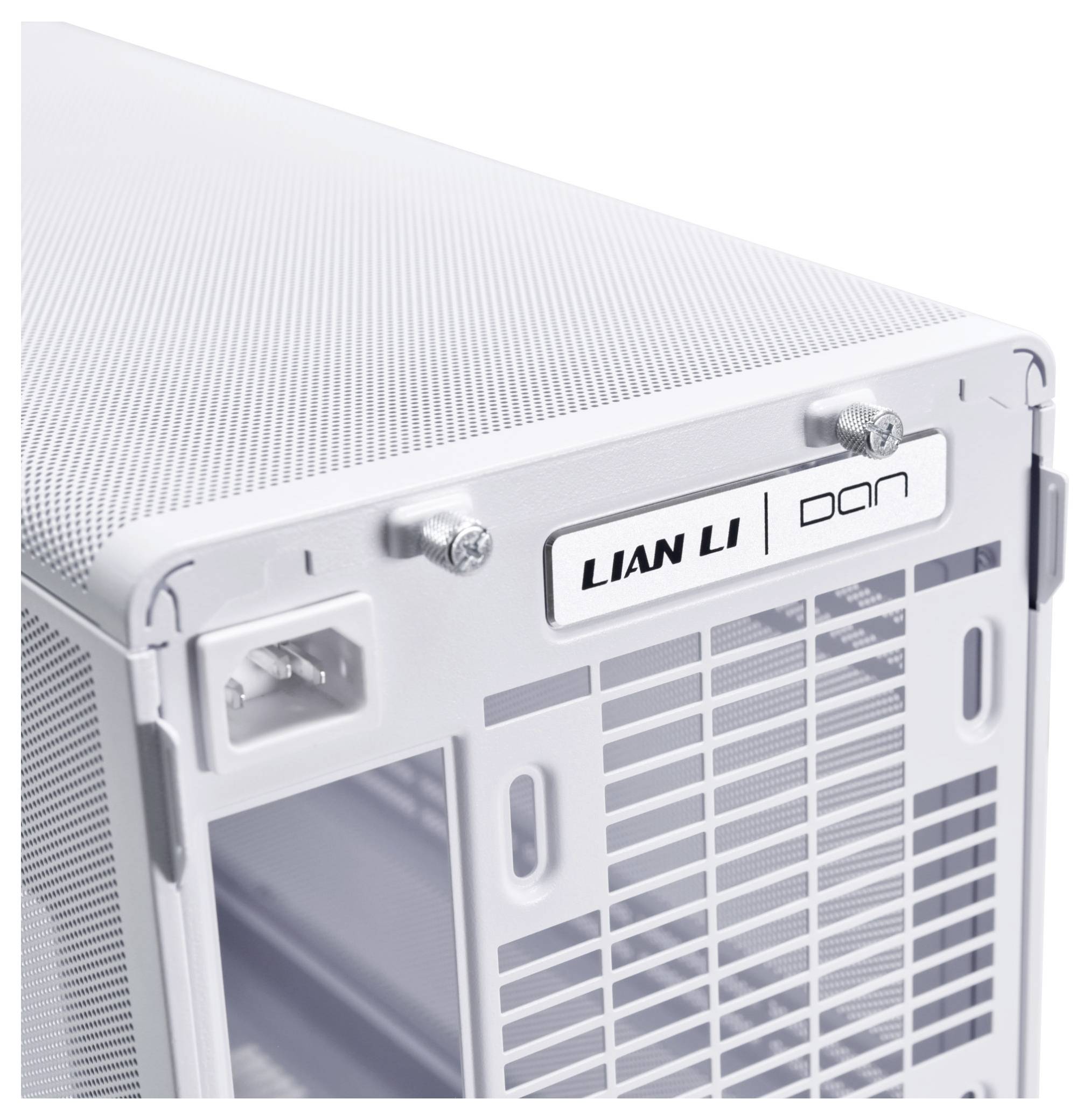 Un boîtier d'ordinateur blanc de Lian Li avec des grilles de ventilation et des vis sur les côtés.