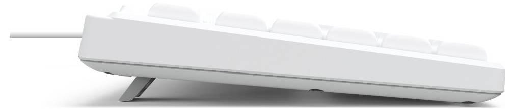 Vue latérale d'un bloc multiprise blanc à cinq emplacements, avec un câble, légèrement incliné par un support inférieur.