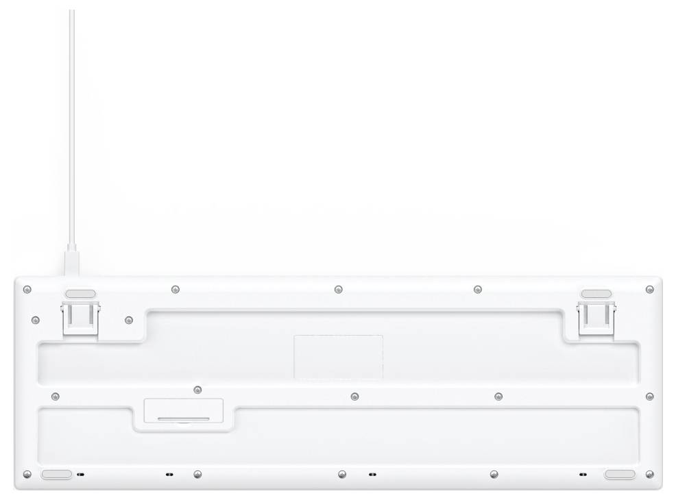 Dessous d'un clavier d'ordinateur blanc avec câble. On peut voir des vis, des pieds en caoutchouc et deux supports rabattables pour l'ajustement de la hauteur.