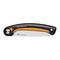 Scie pliante avec poignée ergonomique noire et accent orange. Marque 'Fiskars SW69' gravée sur la lame.