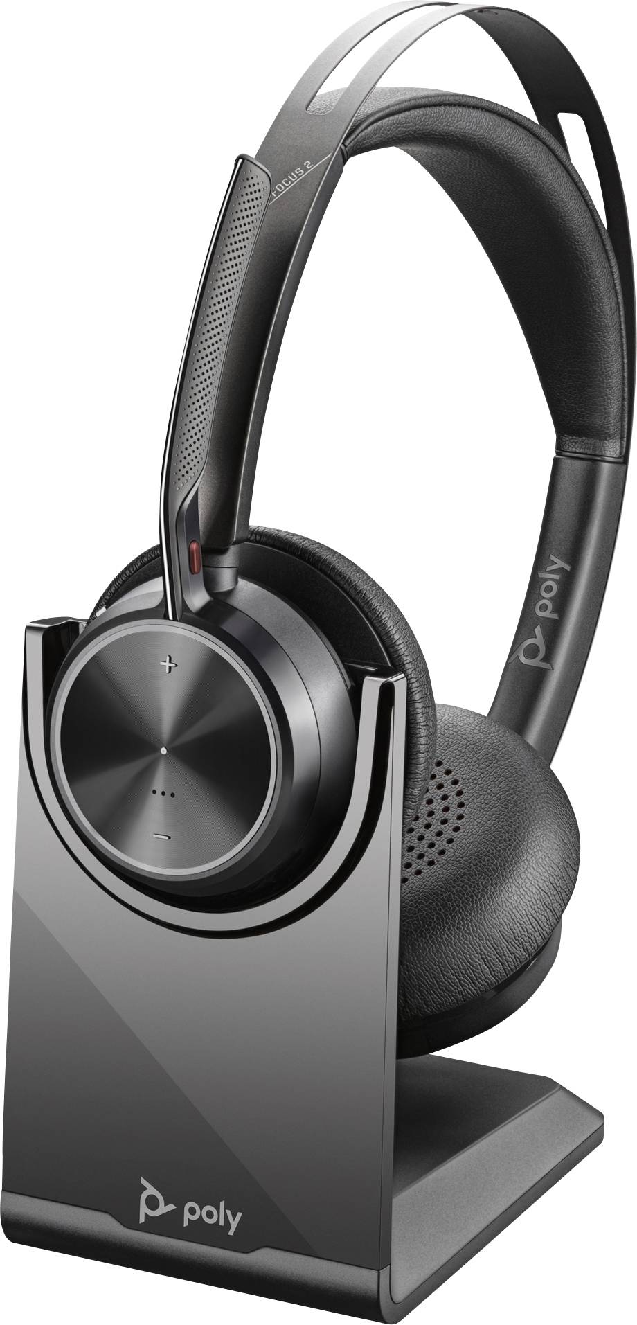 Casque sans fil sur une station de charge. Le casque dispose d'écouteurs rembourrés et d'un bras micro. Marque 'Poly'.