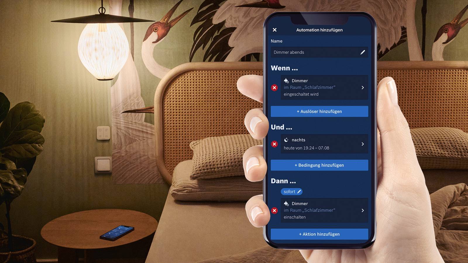 Une main tient un smartphone avec une application d'automatisation pour la routine du soir. Des commandes 'Si', 'Et', 'Alors' s'affichent à l'écran. Chambre à coucher en arrière-plan.