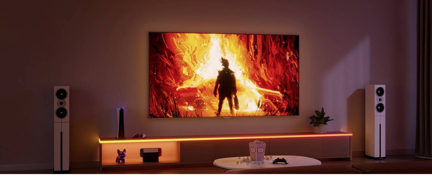 Un salon avec un système home-cinéma : Un grand téléviseur affiche une scène de film en feu, entouré d'enceintes, de plantes et d'une longue étagère.