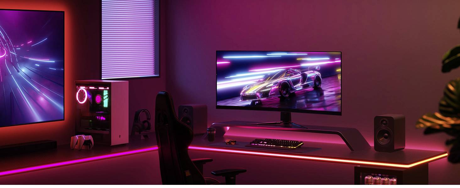 Configuration de jeu avec un bureau éclairé, un grand écran affichant un jeu de course, et des lumières RVB créant une atmosphère futuriste.