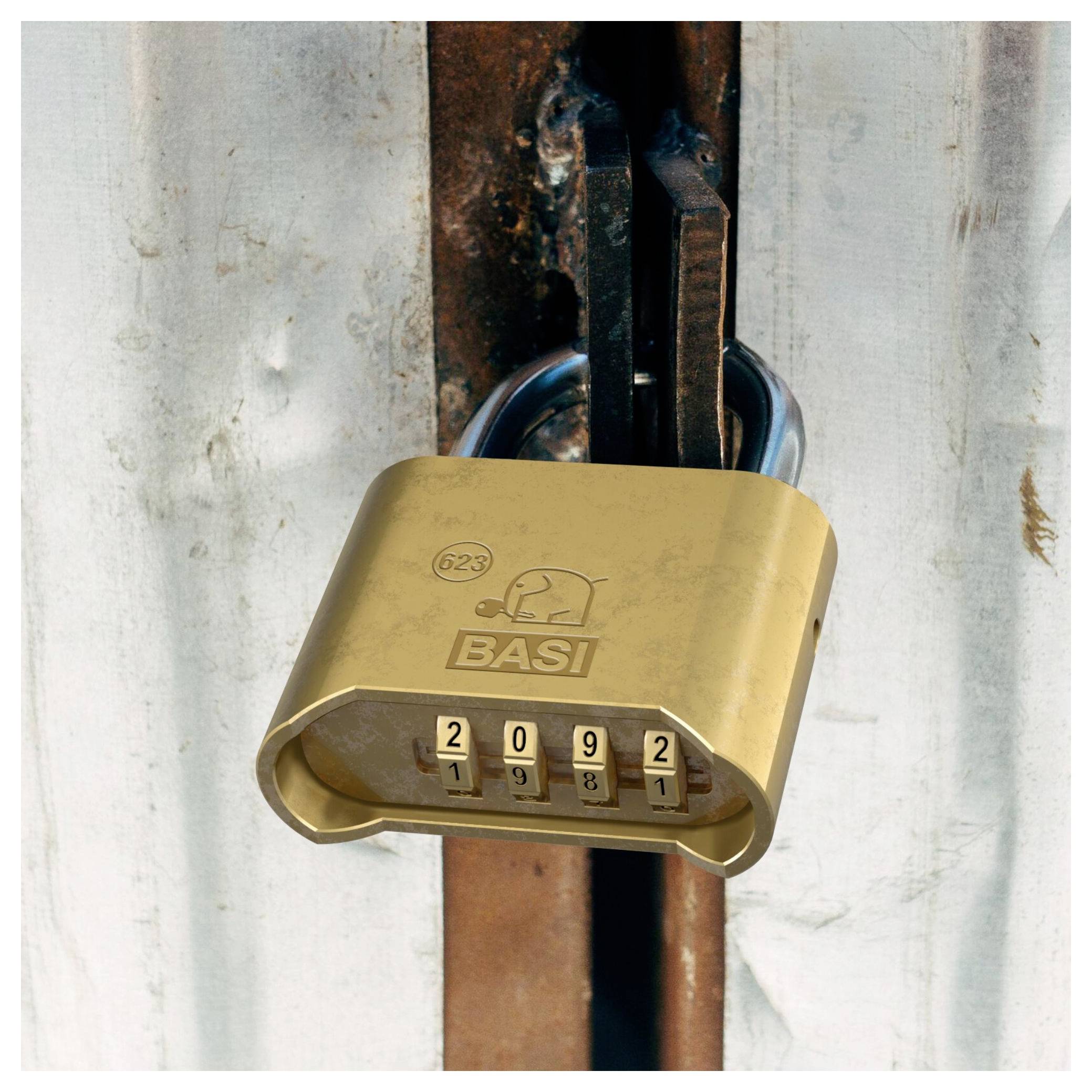 Un cadenas doré fermé sur un portail métallique rouillé. Le code sur le cadenas est '2092'.