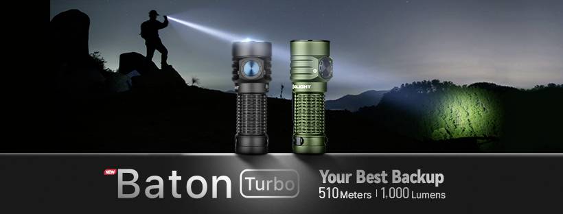 Deux lampes de poche au premier plan, une personne éclaire au loin avec une troisième lampe. Texte : 'Baton Turbo, 510 Mètres, 1 000 Lumens'.