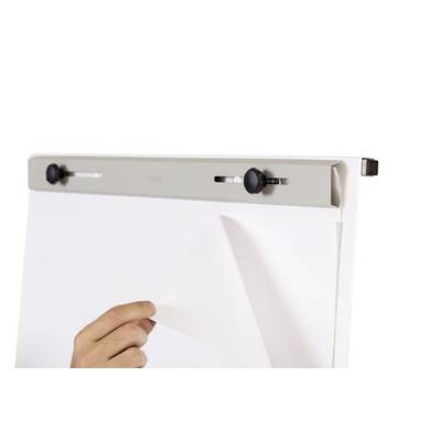Une main détache une feuille de papier d'un bloc-notes sur un tableau de conférence. Le tableau de conférence est équipé d'une fixation métallique en haut.