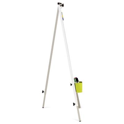 Tableau à feuilles mobiles blanc, indépendant et trépied, avec un support pour stylos et plusieurs marqueurs posés dessus.
