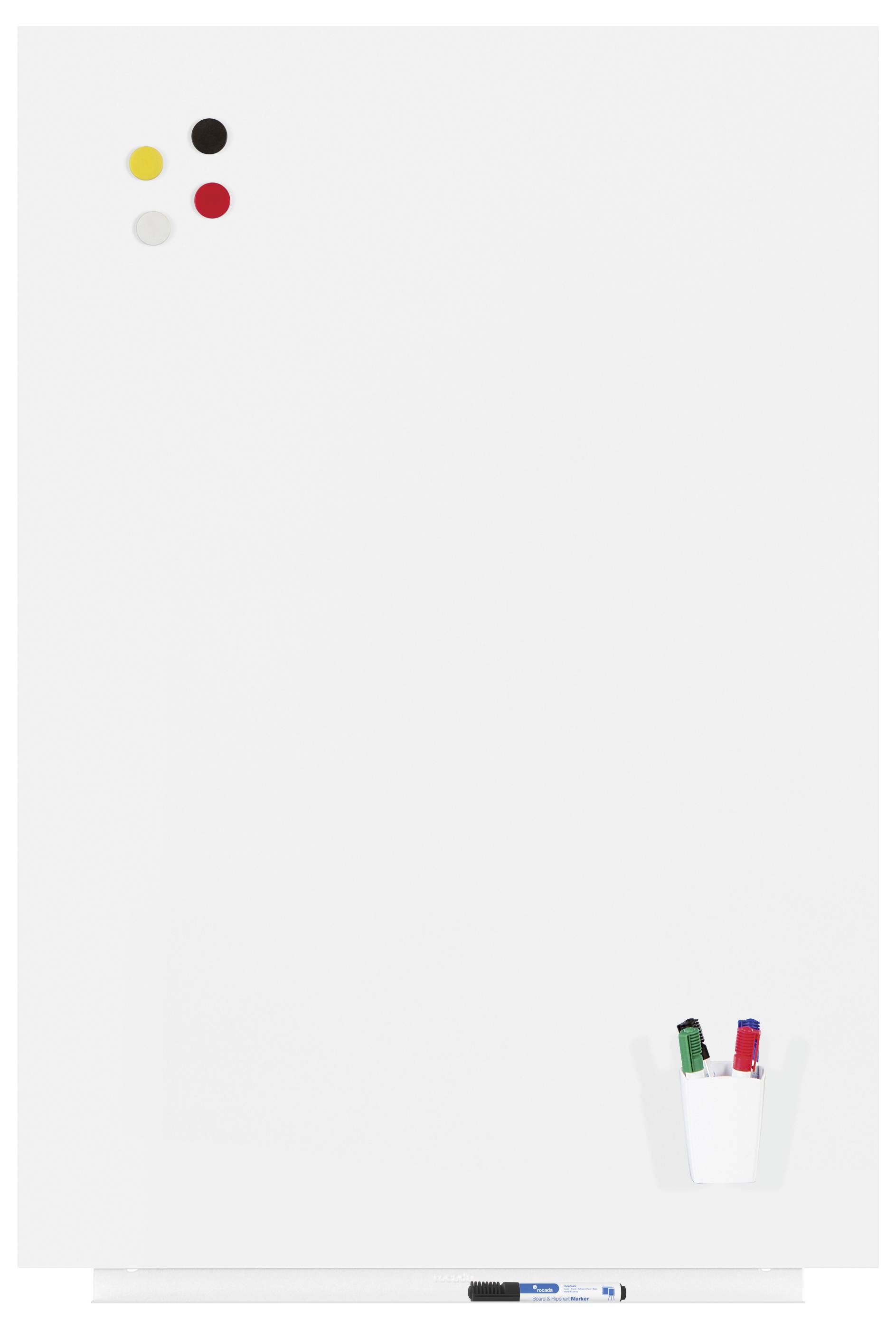 Un tableau blanc avec quatre aimants de différentes couleurs dans le coin supérieur gauche et trois marqueurs colorés dans un support.
