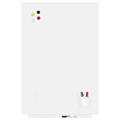 Un tableau blanc avec quatre aimants de différentes couleurs dans le coin supérieur gauche et trois marqueurs colorés dans un support.