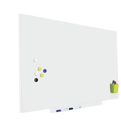 Un tableau blanc avec des aimants colorés et un support pour stylos en bas à droite, monté sur un mur blanc.