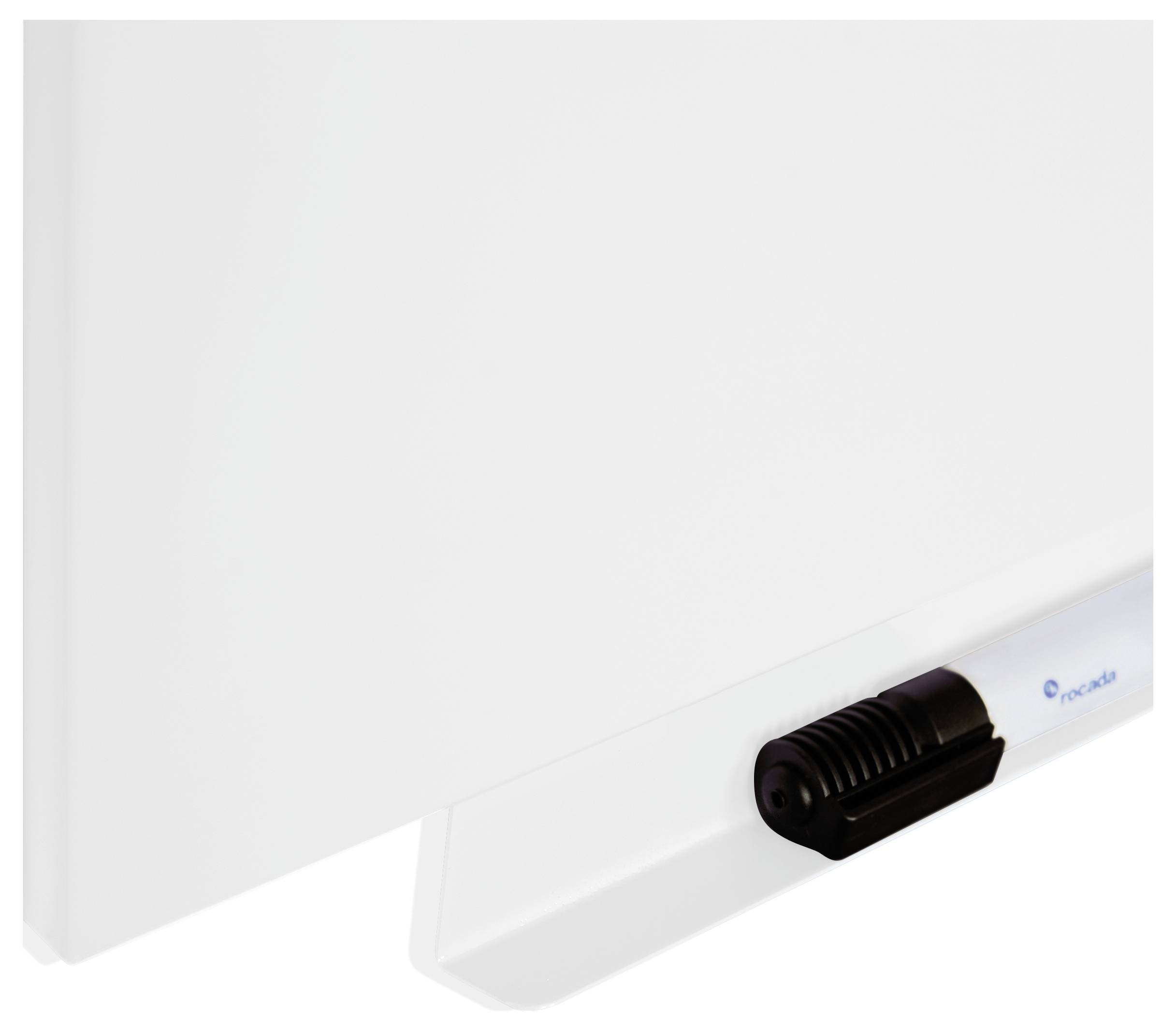 Un coin d'un tableau blanc magnétique avec un stylo noir dans son support en bas.