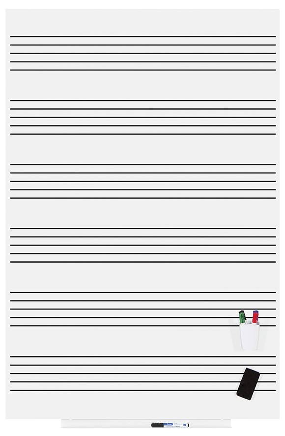 Feuille de musique vierge sur un tableau blanc avec deux marqueurs et une éponge en bas à droite.