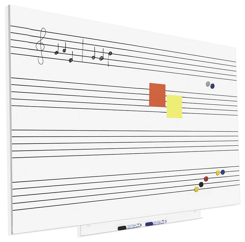 Notes sur un tableau à lignes, à côté de carrés colorés et d'aimants. Contient du matériel de notation musicale et des aides à l'organisation.