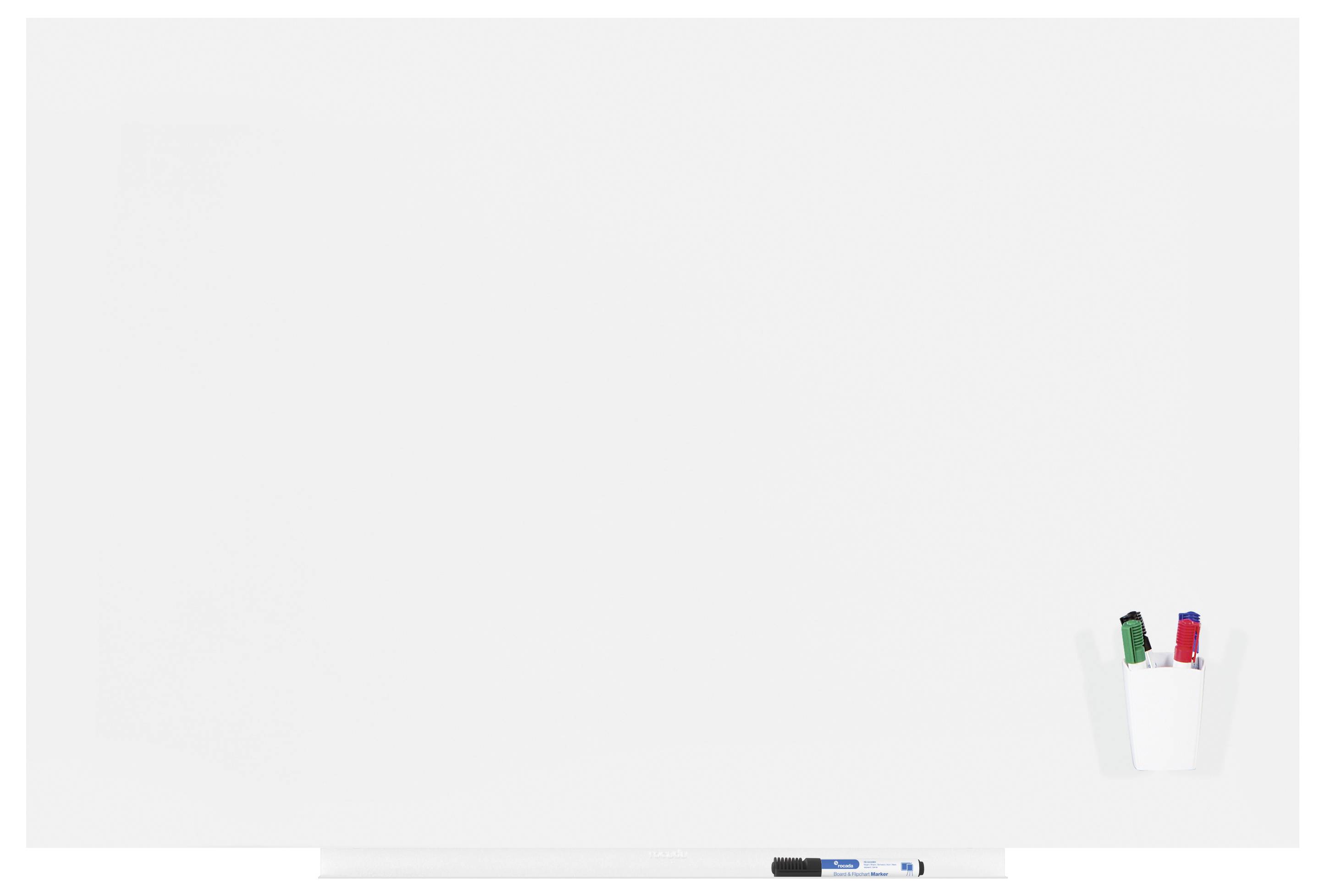 Un tableau blanc vierge avec un support situé en bas à droite, contenant des marqueurs verts, noirs et rouges.