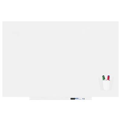 Un tableau blanc vierge avec un support situé en bas à droite, contenant des marqueurs verts, noirs et rouges.