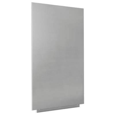 Une grande plaque métallique rectangulaire, verticalement dressée. La surface est lisse et mate.
