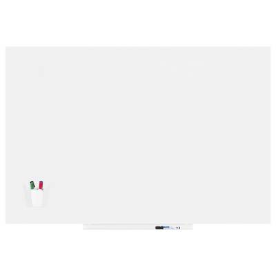 Un tableau blanc avec un porte-stylos en bas à gauche, contenant deux stylos verts et un stylo rouge.