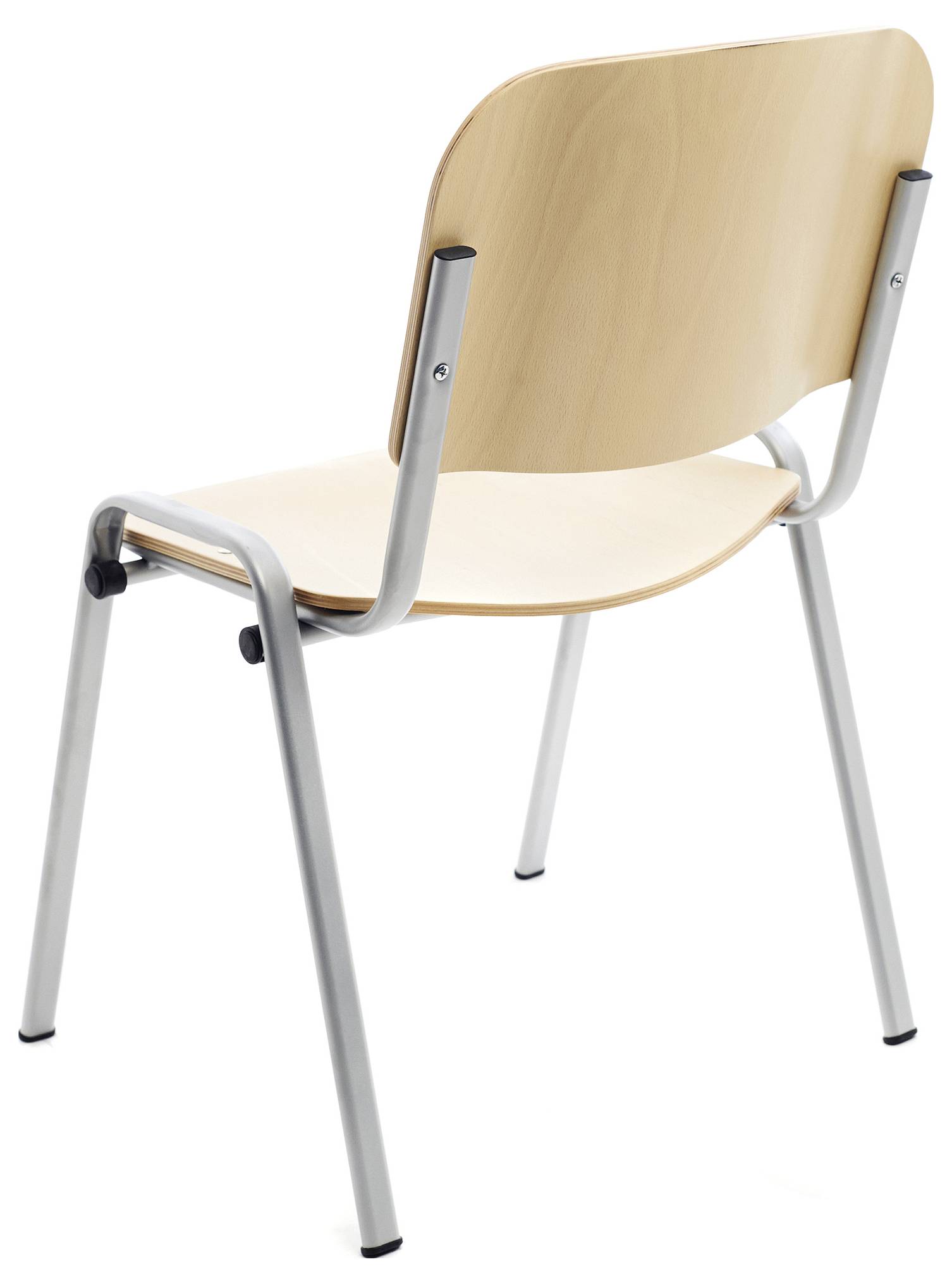 Une chaise simple en bois avec des pieds en métal est posée sur un fond blanc. La chaise a un dossier incurvé et n'a pas de revêtement rembourré visible.