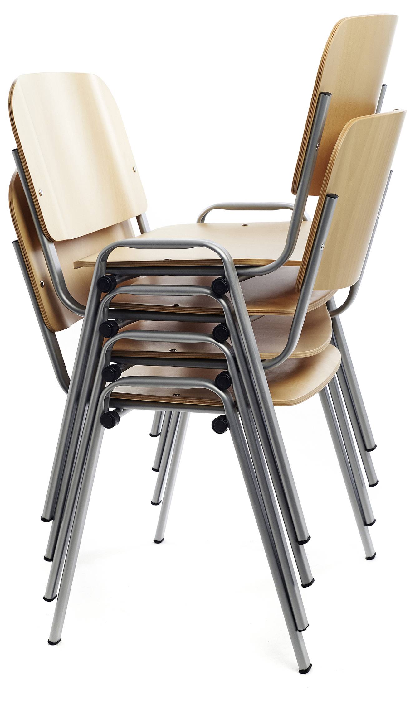 Cinq chaises empilables en bois avec des pieds en métal gris sur fond blanc.