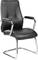 Chaise de bureau noire avec accoudoirs rembourrés et structure métallique chromée. Adaptée aux bureaux et salles de conférence.