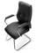 Chaise de bureau noire avec accoudoirs rembourrés et structure en métal.