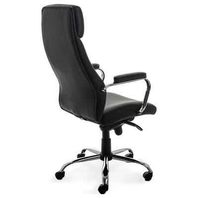 Une chaise de bureau noire avec dossier haut, accoudoirs rembourrés et piétement chromé sur roulettes, vue de côté.
