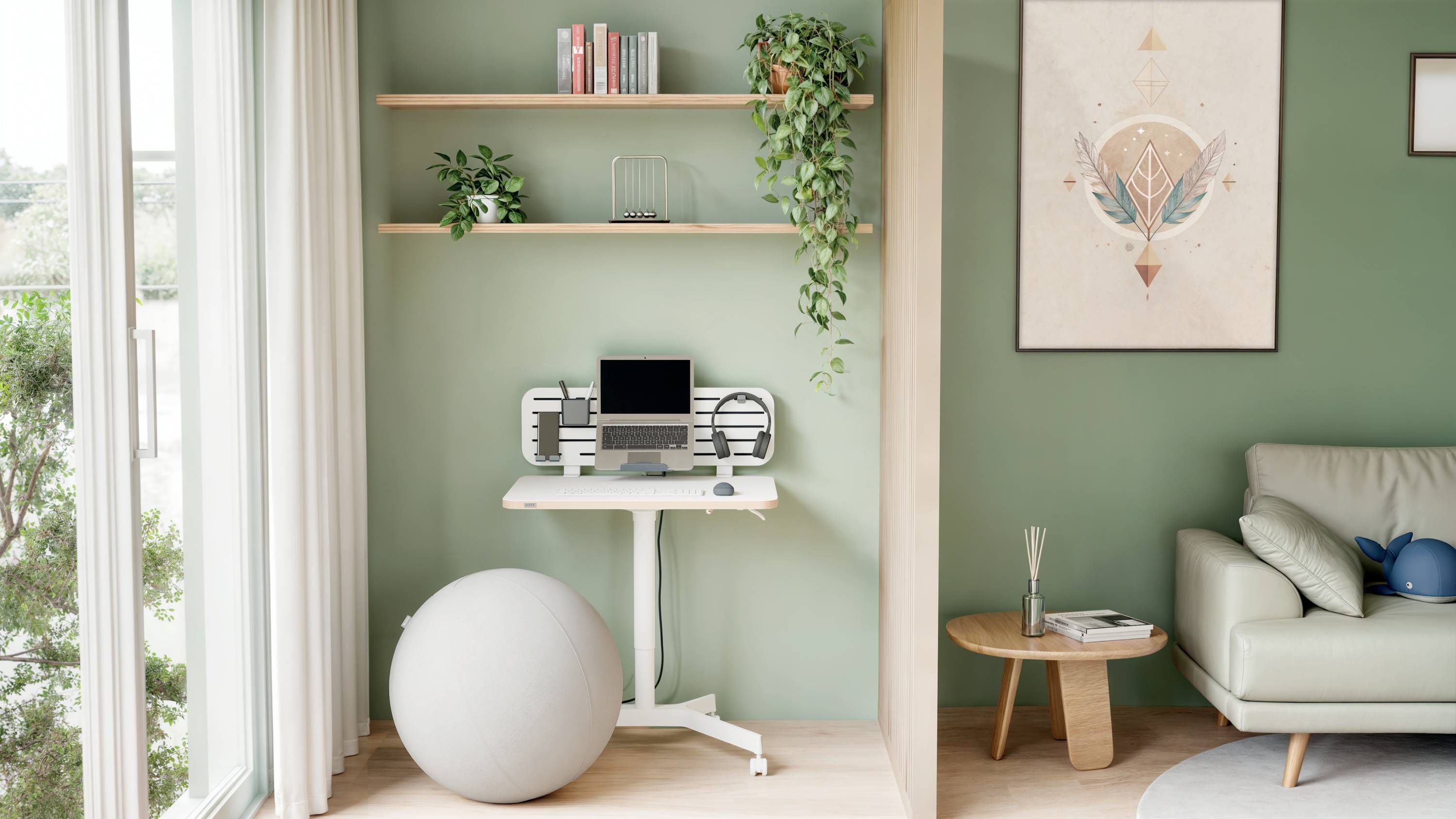 Un espace moderne et lumineux avec une touche de vert. Un petit bureau avec un ordinateur portable, une bibliothèque et des décorations. Un ballon de gym servant de siège.