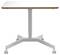 Une table blanche, rectangulaire, montée sur quatre roues, à hauteur réglable et au design simple et moderne. Idéale pour des espaces de travail flexibles.