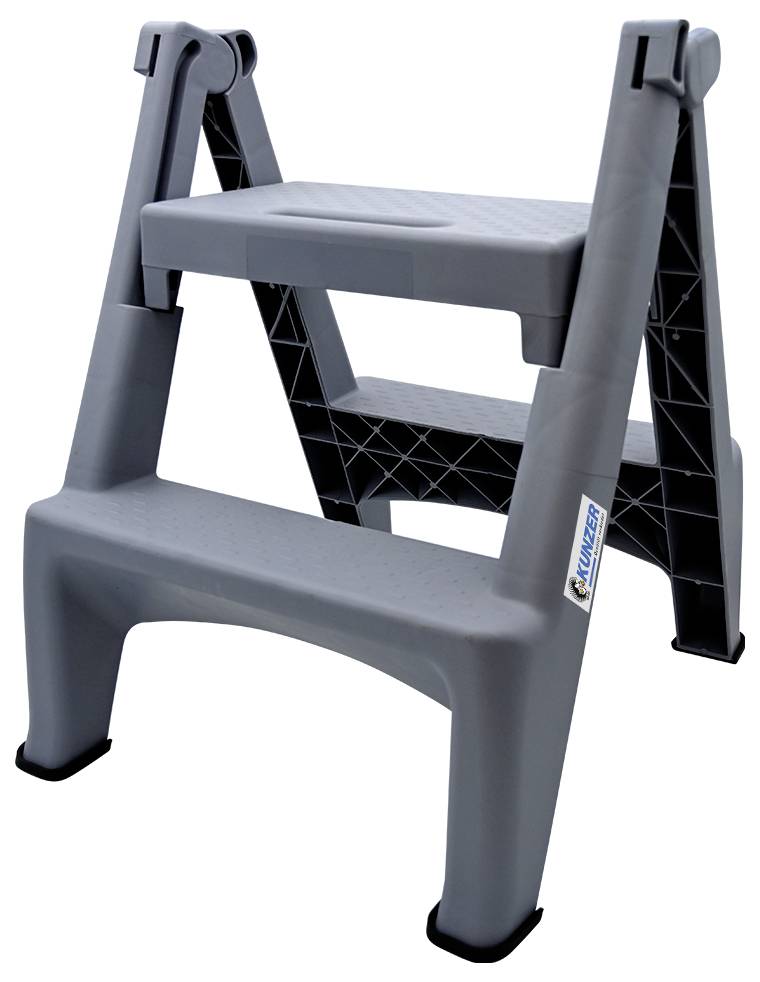 Marchepied pliant gris à deux marches, adapté à une utilisation en intérieur. Robuste, léger, idéal pour atteindre des endroits en hauteur dans la maison ou au bureau.