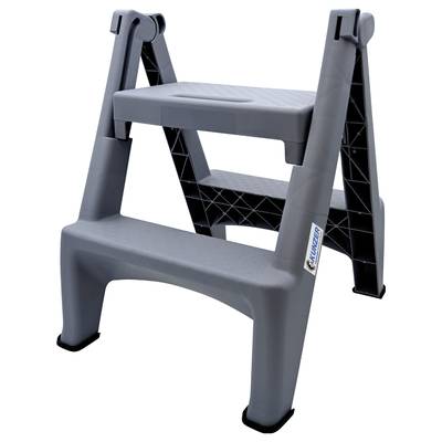 Marchepied pliant gris à deux marches, adapté à une utilisation en intérieur. Robuste, léger, idéal pour atteindre des endroits en hauteur dans la maison ou au bureau.