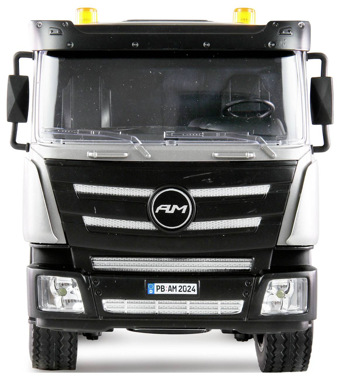 Camion noir avec des détails argentés et des feux jaunes sur le toit, photographié de face. Plaque d'immatriculation 'PB : AM 2024'.
