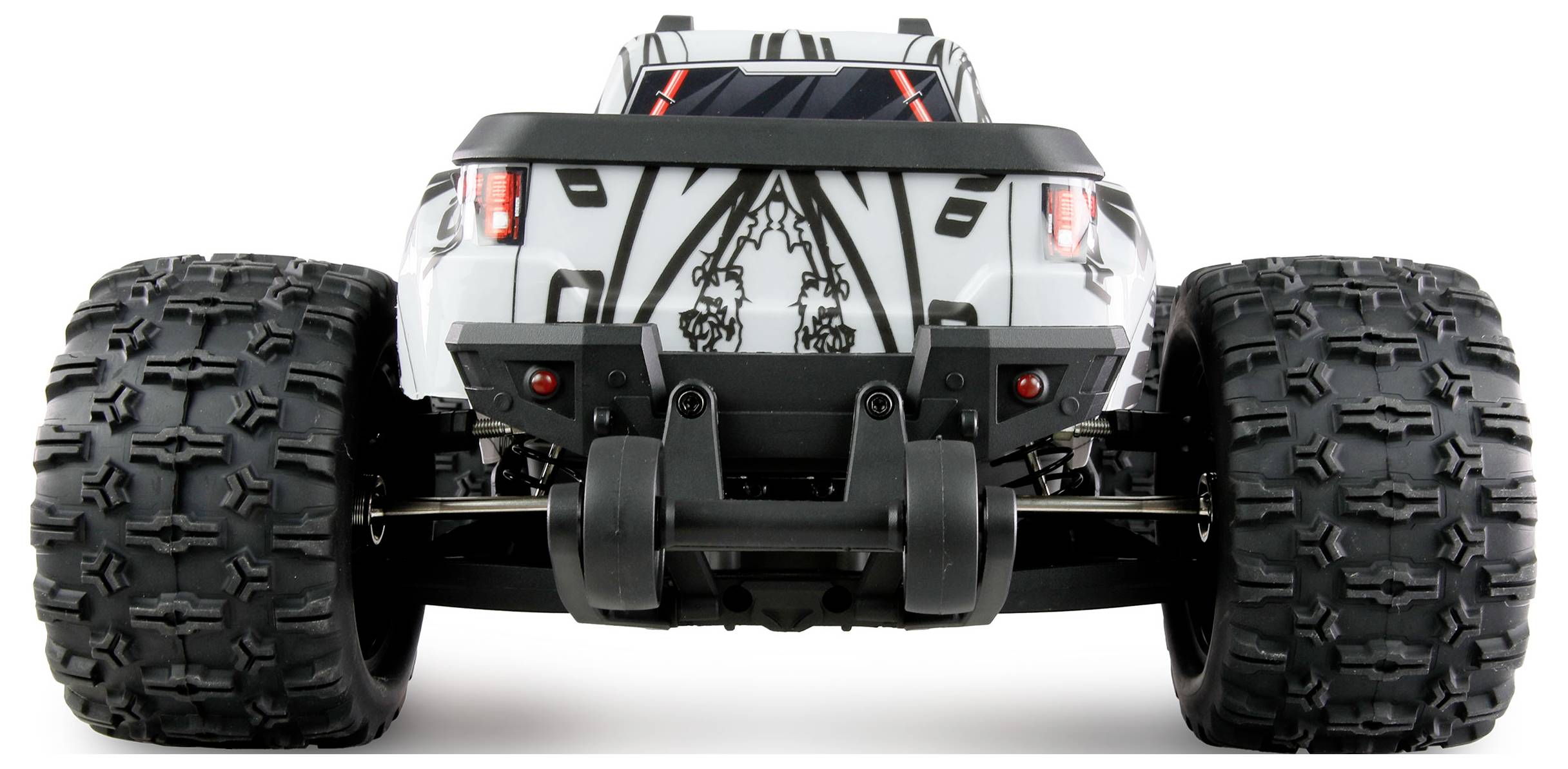 Voiture télécommandée avec de grands pneus à gros profil, vue de l'arrière. Boîtier blanc avec des accents noirs et des feux arrière rouges.