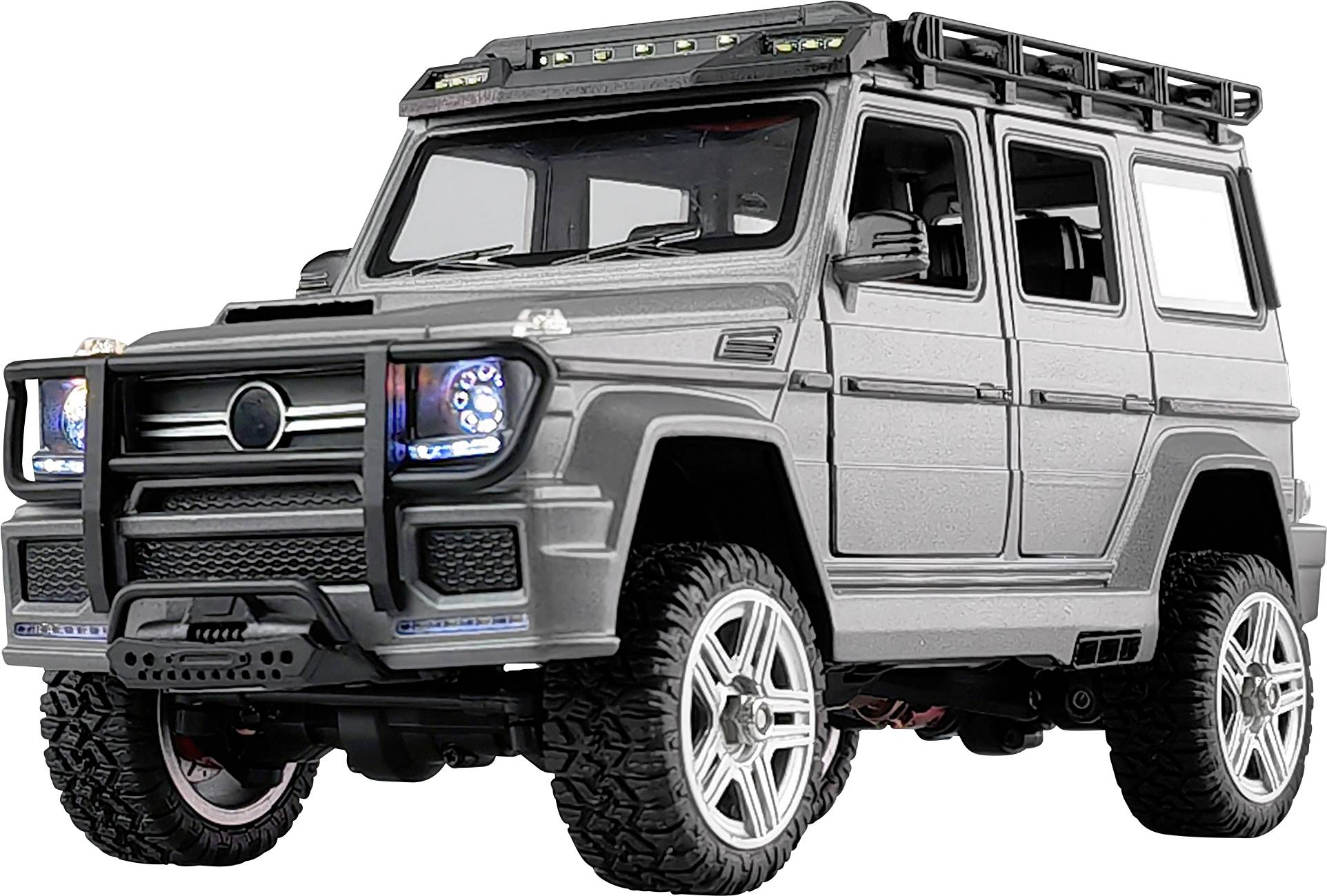 Un tout-terrain jouet gris au design robuste, avec des phares bleus et des roues détaillées, est au centre de l'image.