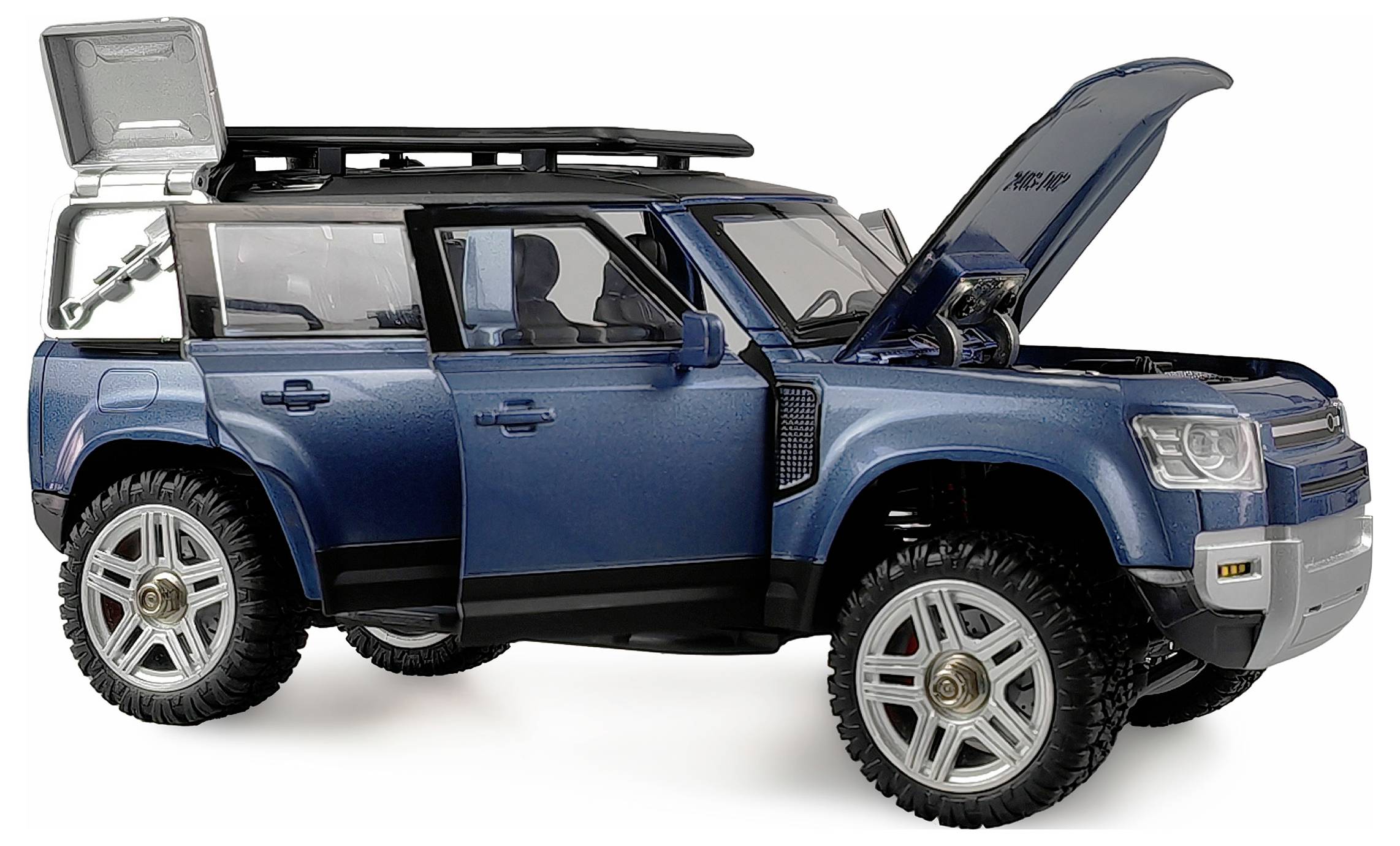 Un SUV bleu avec le coffre et le capot ouverts, montrant son espace de chargement élargi et son moteur, est stationné sur un fond blanc.