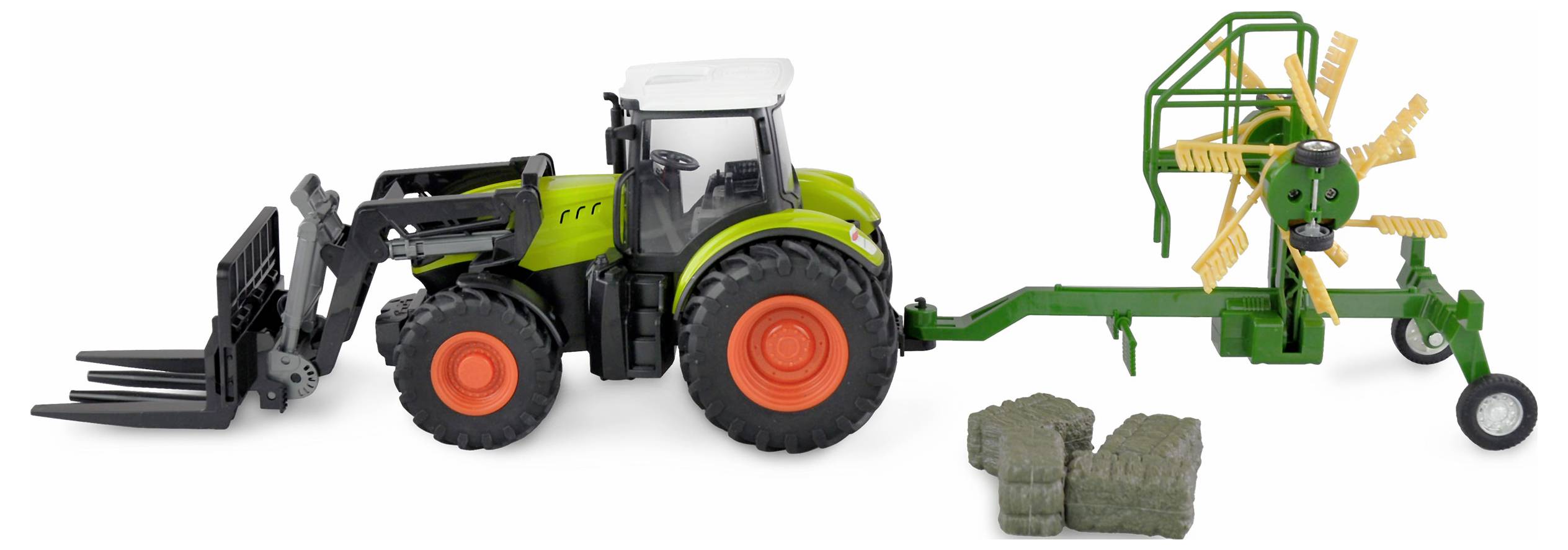 Un tracteur-jouet vert avec des roues oranges et une remorque faneuse, à côté de petites balles de foin en plastique.