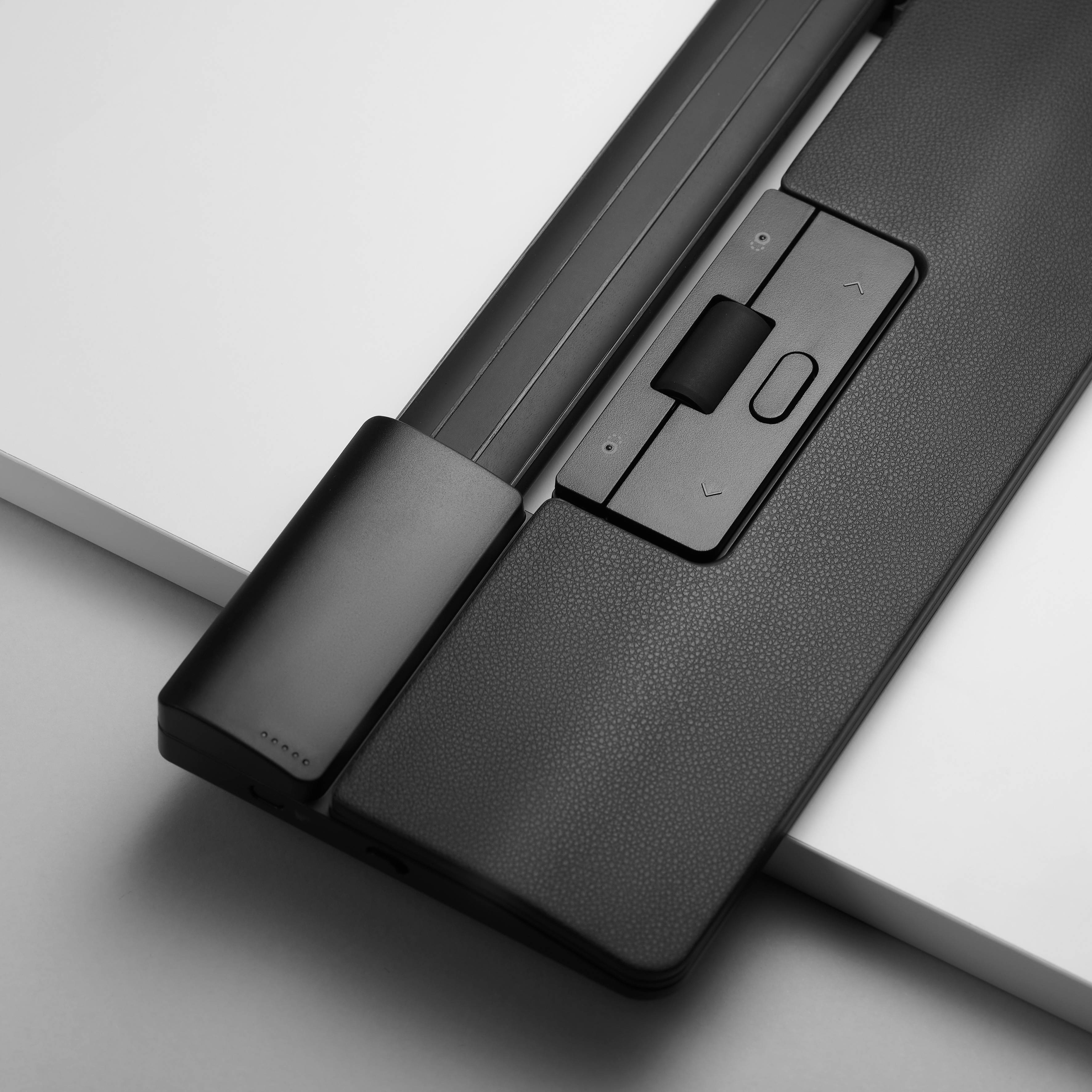 Clavier d'ordinateur au design ergonomique avec repose-poignets amovible ; accent mis sur les touches de contrôle et une esthétique minimaliste.