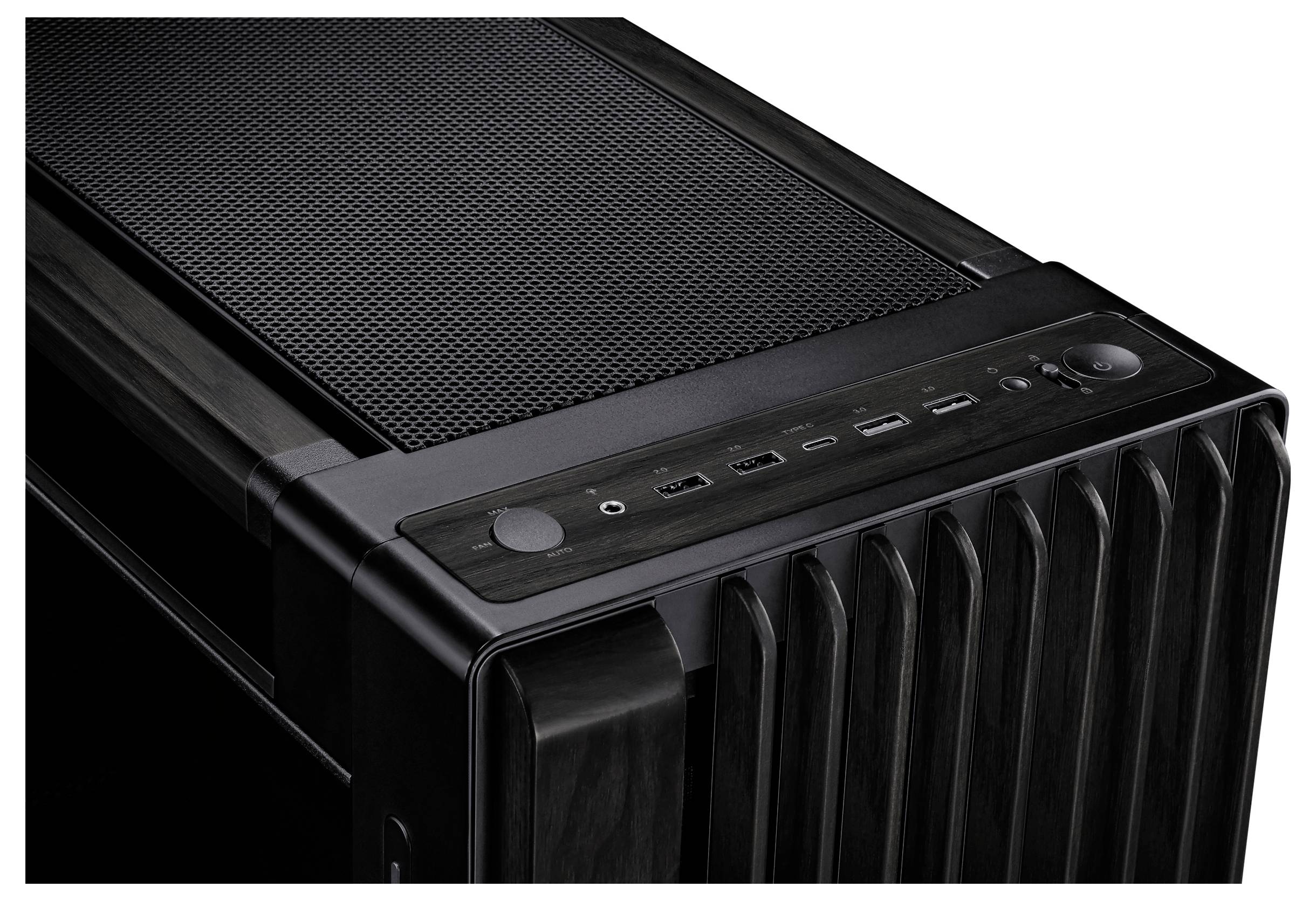 Boîtier d'ordinateur noir avec plusieurs entrées et une grille sur le dessus, combinant design moderne et fonctionnalité.